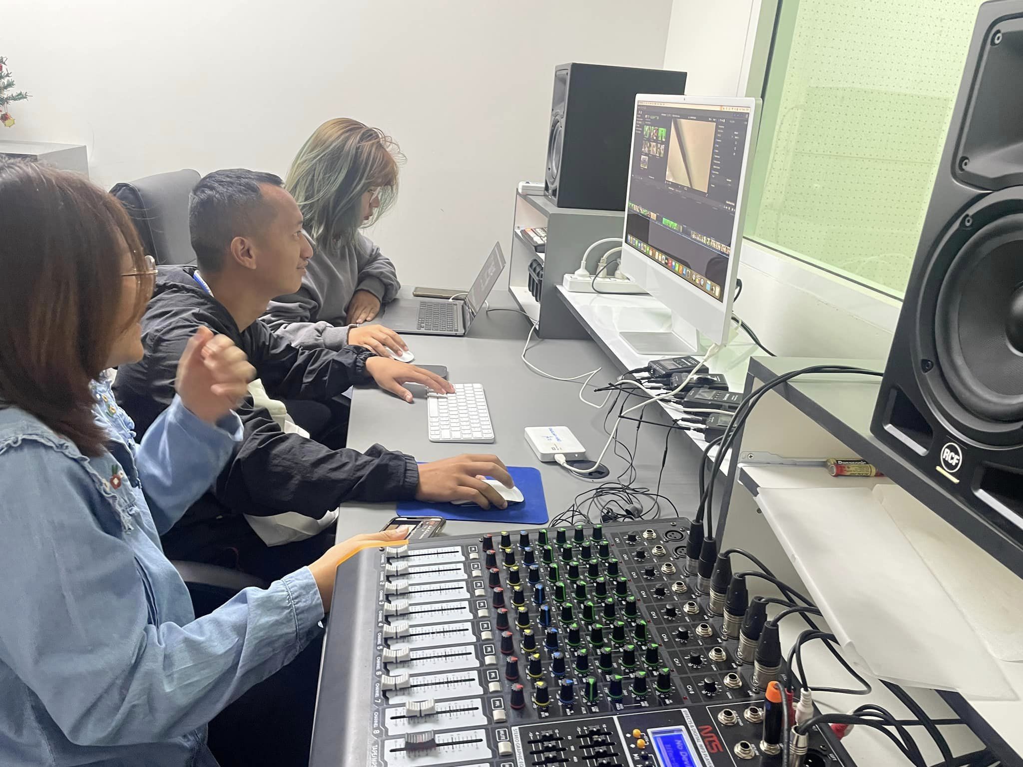 วันที่ 11 ก.พ. 67 อาจารย์ ดร.ปณิสญา อธิจิตตา พร้อมด้วยนักศึกษา กศ.บป. เรียนการผลิตรายการโทรทัศน์และการตัดต่อวิดีทัศน์ ด้วยคอมพิวเตอร์ Mac ณ ห้อง BBA Production Space