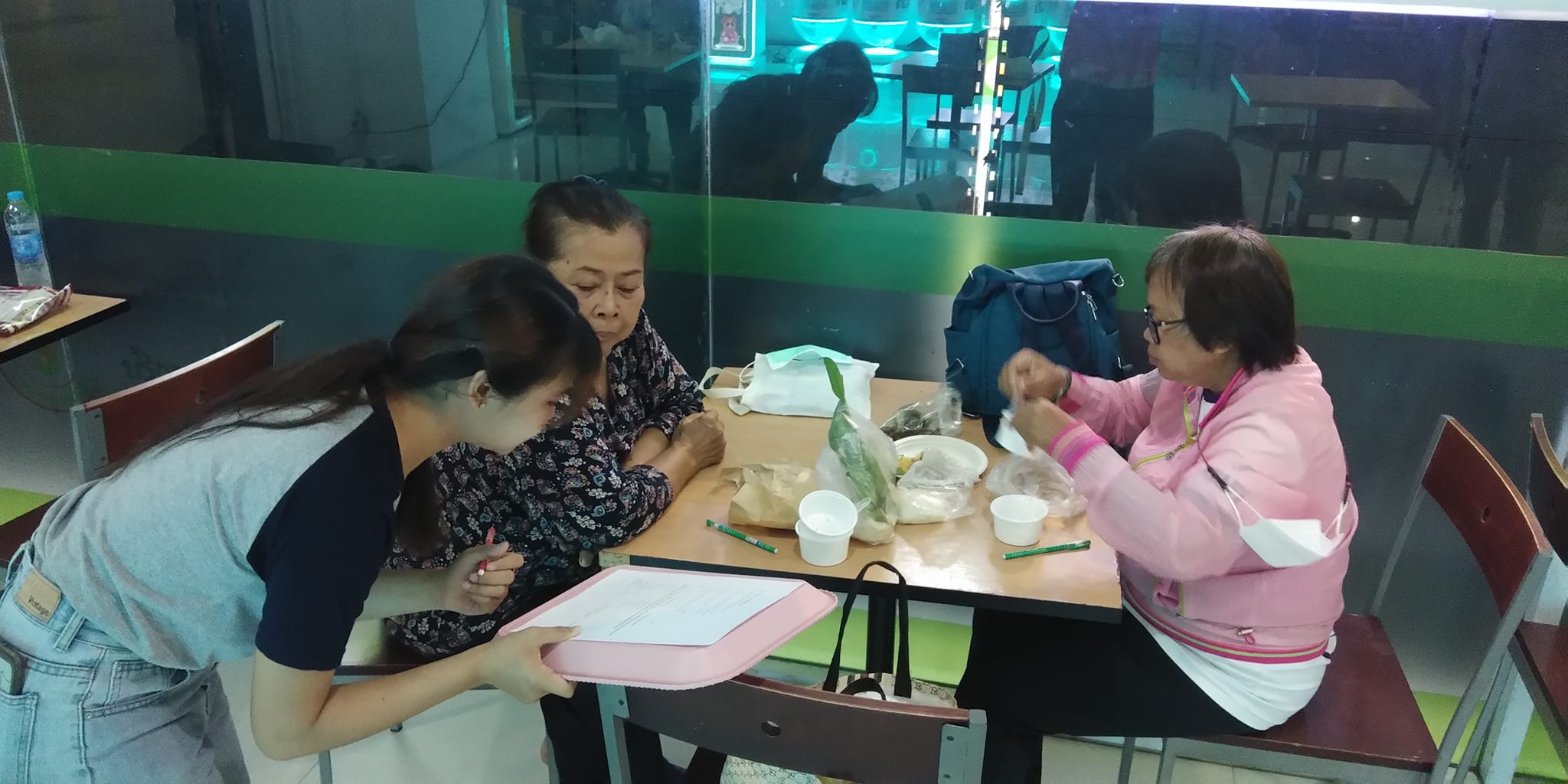 CME เราพร้อมให้นักศึกษาฝึกปฏิบัติจริง ทดสอบการนำสินค้าออกสู่ตลาดจริง พร้อมให้นักศึกษาได้เรียนรู้นอกห้องเรียนกับผู้ประกอบการตัวจริง กว่าจะได้ 1 ผลิตภัณฑ์ใหม่ที่พร้อมส่งมอบคุณค่าที่ดีให้ลูกค้า อาหารปลอดภัย อาหารท้องถิ่น