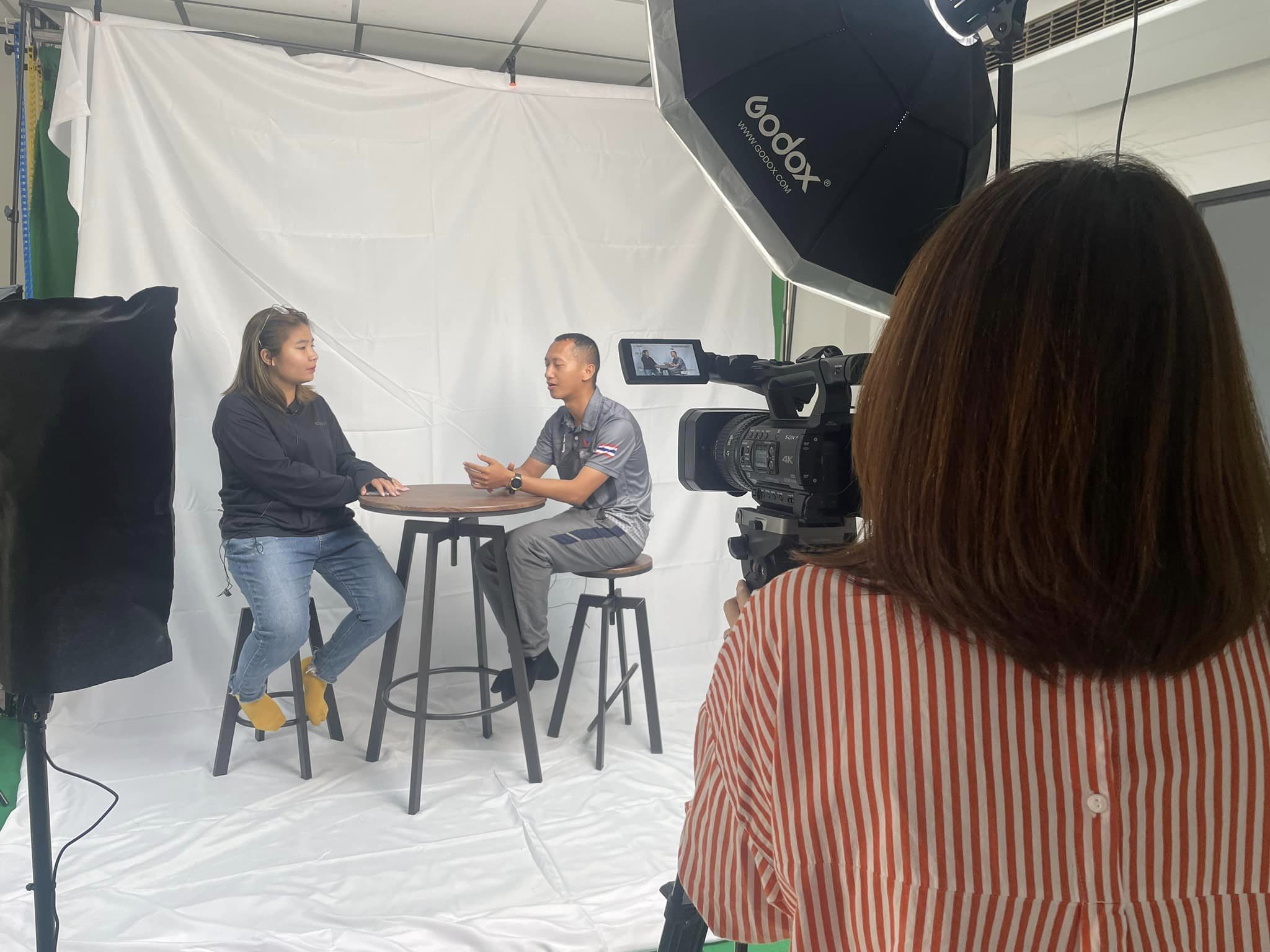 วันที่ 11 ก.พ. 67 อาจารย์ ดร.ปณิสญา อธิจิตตา พร้อมด้วยนักศึกษา กศ.บป. เรียนการผลิตรายการโทรทัศน์และการตัดต่อวิดีทัศน์ ด้วยคอมพิวเตอร์ Mac ณ ห้อง BBA Production Space