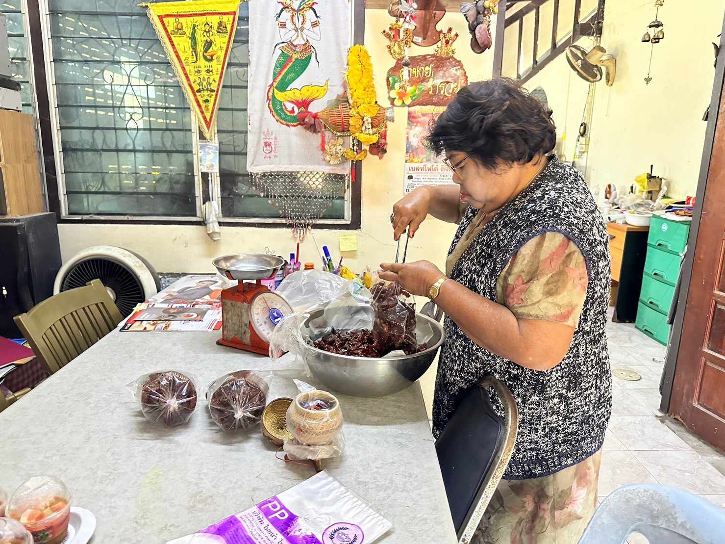 วันเสาร์ที่ 27 มกราคม 2567 ในรายวิชาการตลาดสำหรับธุรกิจชุมชน อาจารย์ผู้สอน ผศ.ดร.บุษยมาส ชื่นเย็น ได้มีโอกาสสำรวจปัญหาวิสาหกิจชุมชนหมูสวรรค์ เจ๊เล็ก ที่อยู่ เลขที่ 483/5 หมู่ที่ 4 ถ.ชยางกรู ต.ขามใหญ่ อ.เมือง จ.อุบลราชธานี