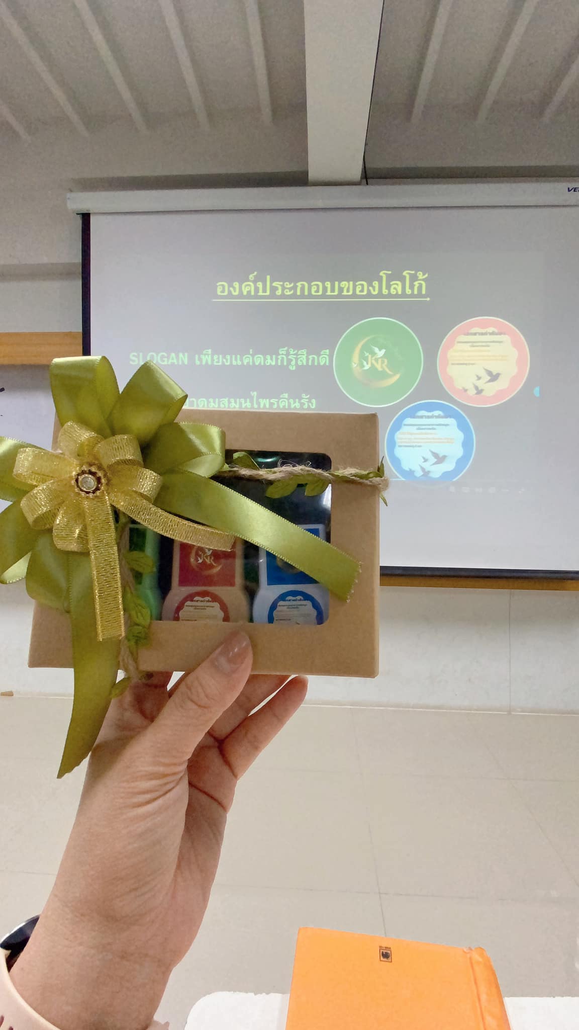 Branding การสร้างและบริหารตราสินค้า เป็นสิ่งที่จำเป็นและสำคัญต่อทุกธุรกิจ เพราะนอกจากจะสร้างความจดจำและทำให้ลูกค้าเกิดความจงรักภักดีแล้ว Branding ยังเป็นสิ่งสำคัญในการเพิ่มคุณค่า และราคาของสินค้าได้อีกด้วย