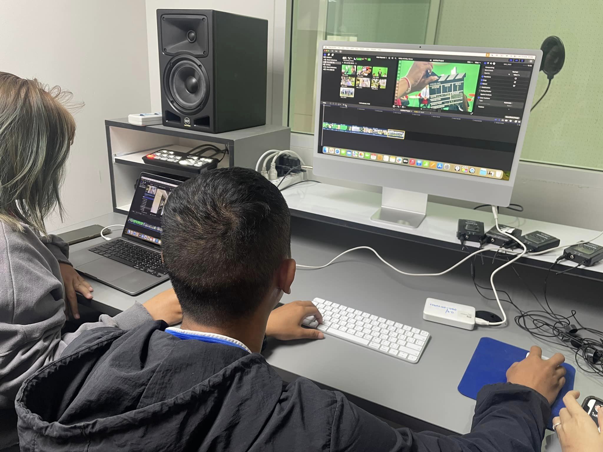 วันที่ 11 ก.พ. 67 อาจารย์ ดร.ปณิสญา อธิจิตตา พร้อมด้วยนักศึกษา กศ.บป. เรียนการผลิตรายการโทรทัศน์และการตัดต่อวิดีทัศน์ ด้วยคอมพิวเตอร์ Mac ณ ห้อง BBA Production Space