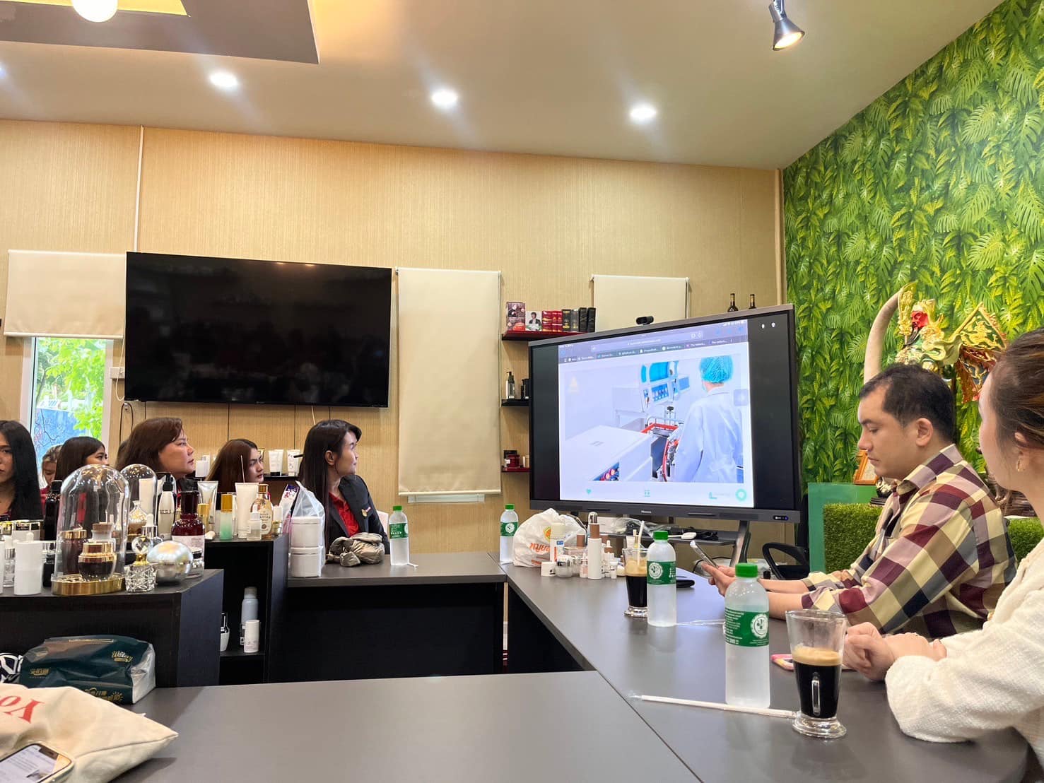 Marketing field study @ บริษัท บิวตี้ ดาราอินเตอร์เทรด จำกัด บริษัท OEM ชั้นนำ ที่มุ่งเน้นการทำธุรกิจอย่างมีจริยธรรม ทำให้เราได้เรียนรู้การตลาด การทำธุรกิจ B2B ผ่านการสร้างตัวตน (Personal Branding)