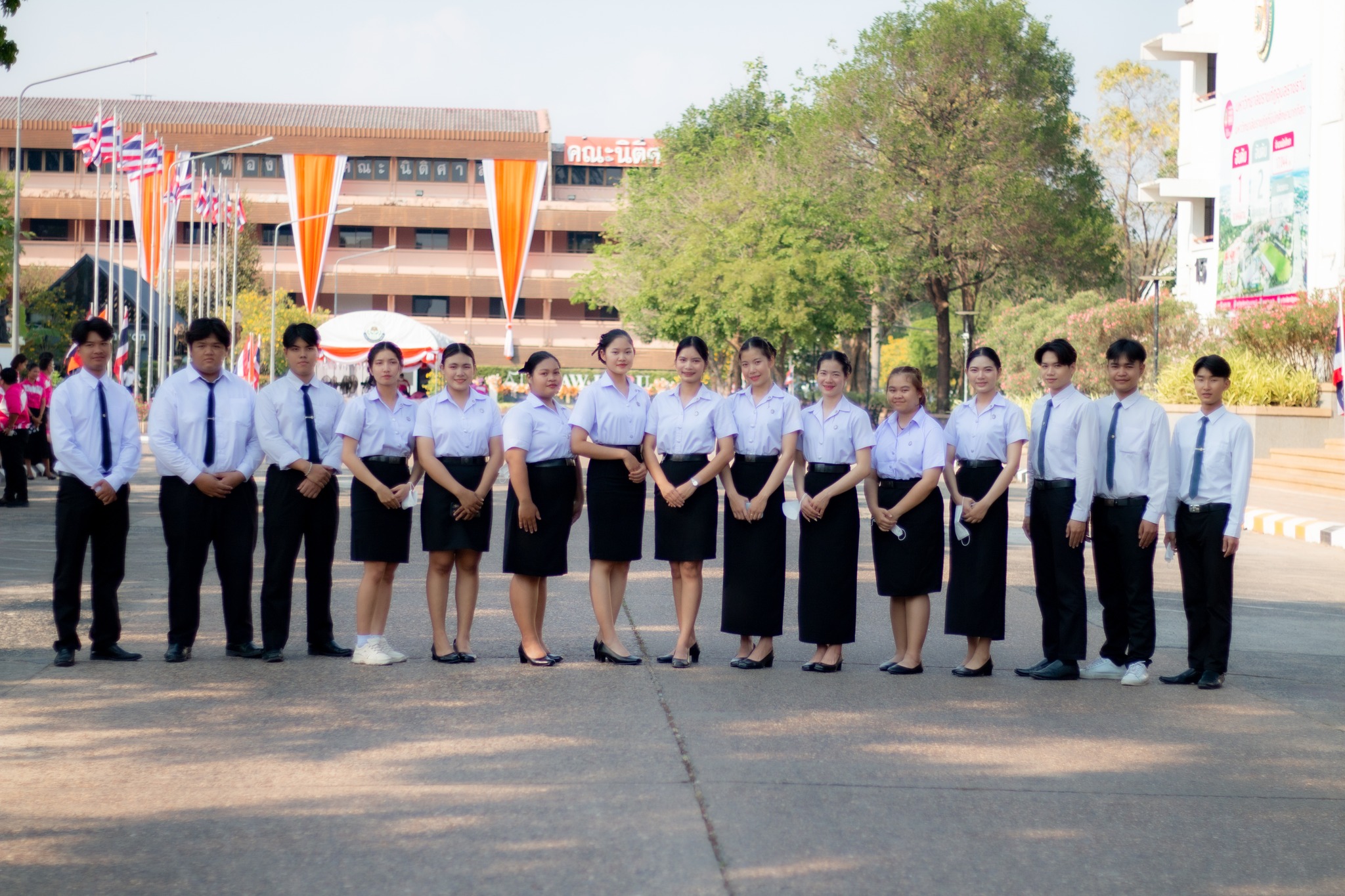 วันที่ 22 ก.พ. 67 รองศาสตราจารย์ ดร.ประนอม คำผา คณบดีคณะบริหารธุรกิจและการจัดการ พร้อมด้วยผู้บริหาร คณาจารย์และนักศึกษา เข้าร่วมส่งเสด็จ สมเด็จพระเจ้าลูกเธอ เจ้าฟ้าสิริวัณณวรี นารีรัตนราชกัญญา เสด็จทอดพระเนตรนิทรรศการ การจัดงานแสดงผลิตภัณฑ์ผ้าไทย และงานหั