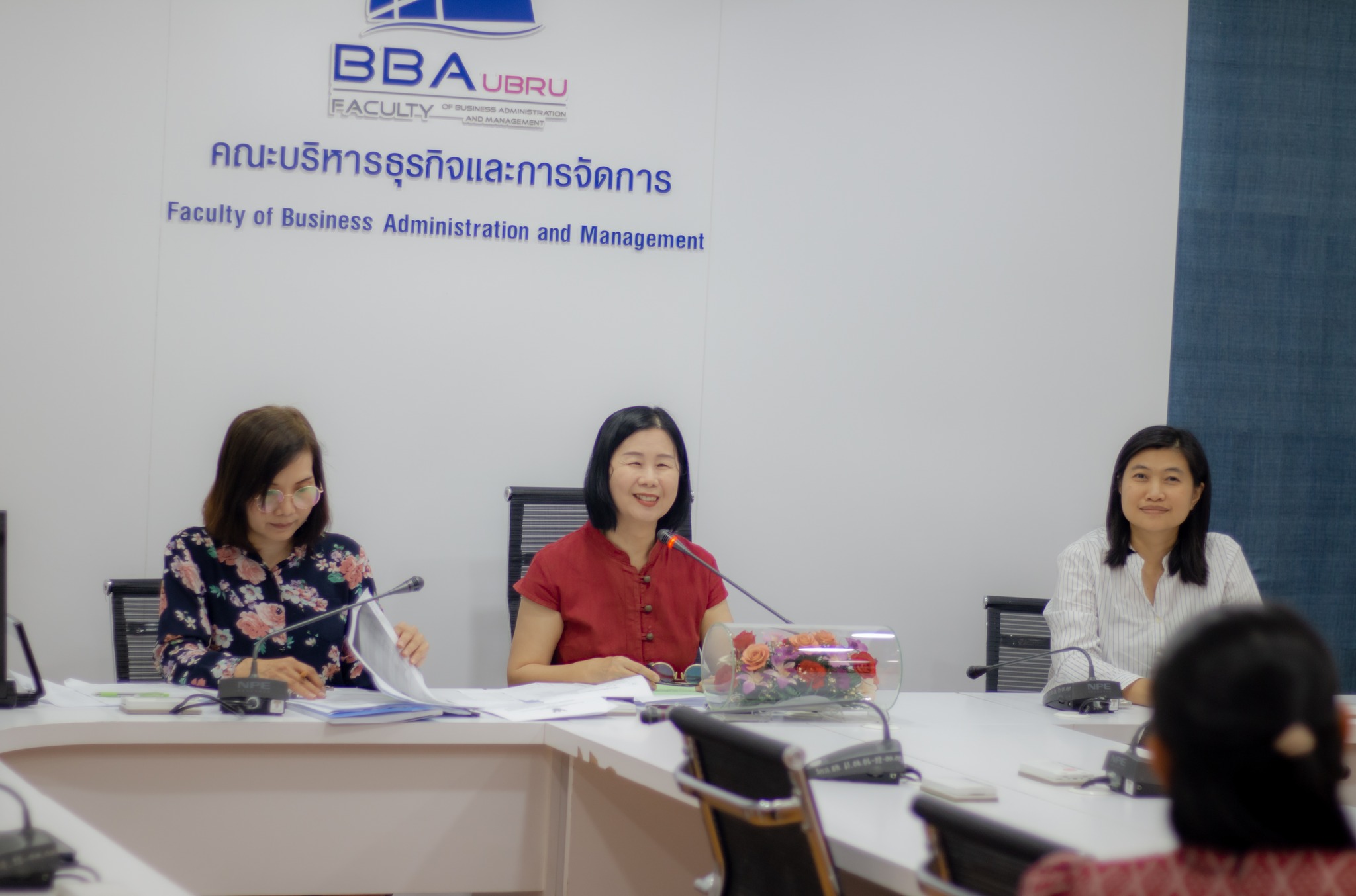 วันที่ 1 ก.พ. 67 รศ.ดร.ประนอม คำผา คณบดีคณะบริหารธุรกิจและการจัดการ ประชุมบุคลากรสายสนับสนุน เพื่อคัดเลือกหัวหน้าสำนักงานคณบดีคณะบริหารธุรกิจและการจัดการ และร่วมปรึกษาแนวทางการดำเนินงาน การทำงานแต่ละส่วนงาน ณ ห้องประชุมคณะ อาคารเรียน 8 คณะบริหารธุรกิจและก