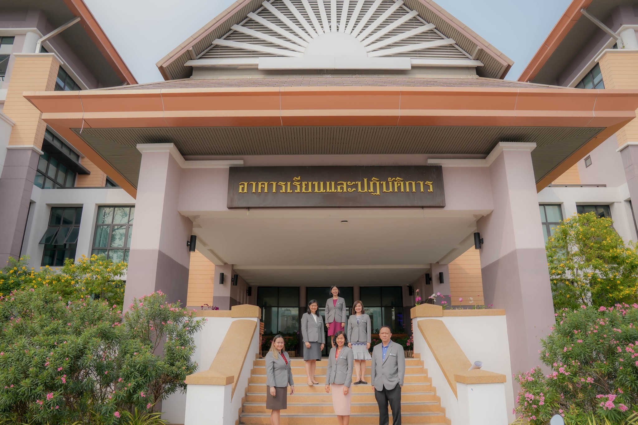 วันที่ 9 ก.พ. 67 รศ.ธรรมรักษ์ ละอองนวล รักษาราชการแทนอธิการบดี มหาวิทยาลัยราชภัฏอุบลราชธานี มอบนโยบายในการดำเนินงาน โดย รศ.ดร.ประนอมคำผา คณบดี พร้อมด้วยผู้บริหาร คณะบริหารธุรกิจและการจัดการ รับฟังนโยบายเพื่อพัฒนาคณะฯสู่เป้าหมาย เพื่อดำเนินงานอย่างมีประสิท