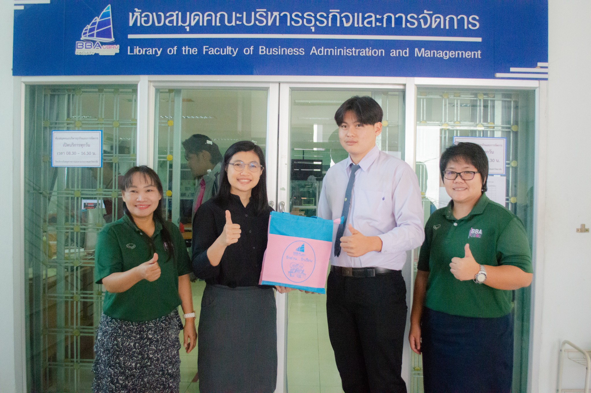 วันพุธที่ 28 กุมภาพันธ์ 2567 ผู้ช่วยศาสตราจารย์ ดร.ฐิติพร อุ่นใจ รองคณบดีฝ่ายวิชาการ ให้เกียรติมอบรางวัลให้กับนักศึกษา ที่มีสถิติการเข้าใช้บริการห้องสมุดคณะบริหารธุรกิจและการจัดการสูงสุด ประจำภาคเรียนที่ 2/2566 ใน