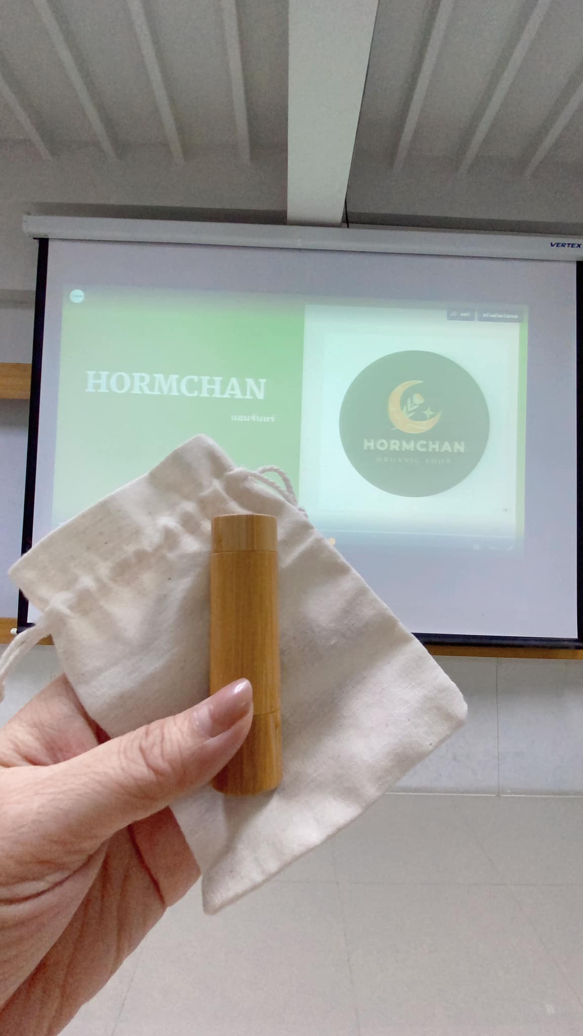 Branding การสร้างและบริหารตราสินค้า เป็นสิ่งที่จำเป็นและสำคัญต่อทุกธุรกิจ เพราะนอกจากจะสร้างความจดจำและทำให้ลูกค้าเกิดความจงรักภักดีแล้ว Branding ยังเป็นสิ่งสำคัญในการเพิ่มคุณค่า และราคาของสินค้าได้อีกด้วย