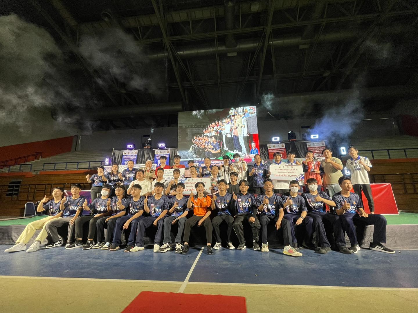 ขอแสดงความยินดีกับทีม BBA UBRU E-SPORT พี่ทีม เดโชพล ดาศรี (DBM) พี่ลีซอ ภัทรพงษ์ ชนะงาม (DBM) พี่ต้น ภาคภูมิ ศรีบ้านบาก (DBM) น้องแซน กฤษฎา สุทธิกุล (DBM) น้องเฮง เจริญชัย เชียวสกุล (GM) และ อาจารย์รติ ท่าโพธิ์ รางวัลรองชนะเลิศอันดับ 2 การแข่งขันอีสปอร