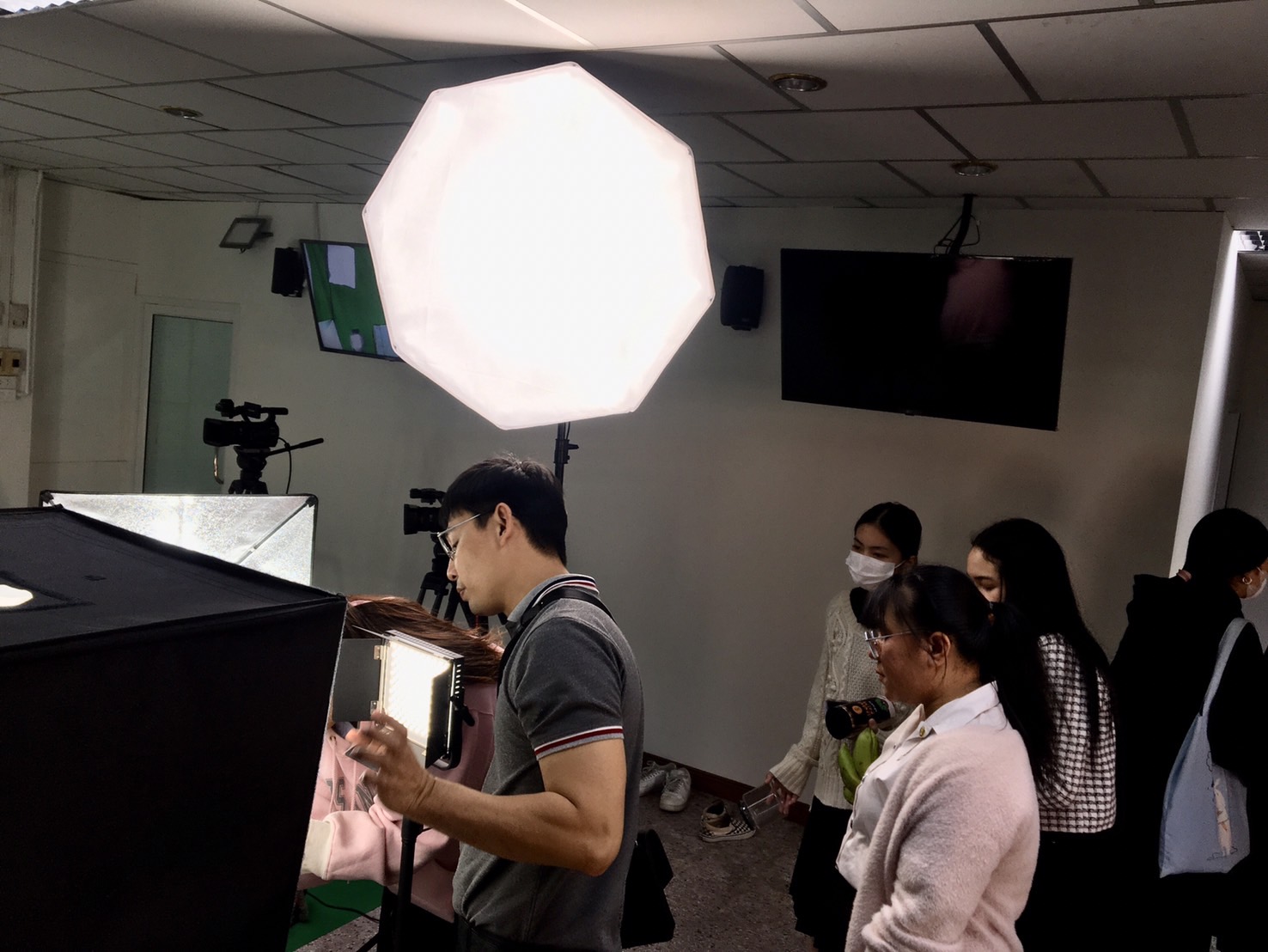 สร้างภาพถ่ายผลิตภัณฑ์ อย่างมืออาชีพกับห้องสตูถ่ายภาพสุดชิค อุปกรณ์ครบครัน #BBA #Production #Space วันที่ 12 ก.พ. 67 สาขาวิชาการจัดการธุรกิจระหว่างประเทศ คณะบริหารธุรกิจและการจัดการ มหาวิทยาลัยราชภัฏอุบลราชธานี