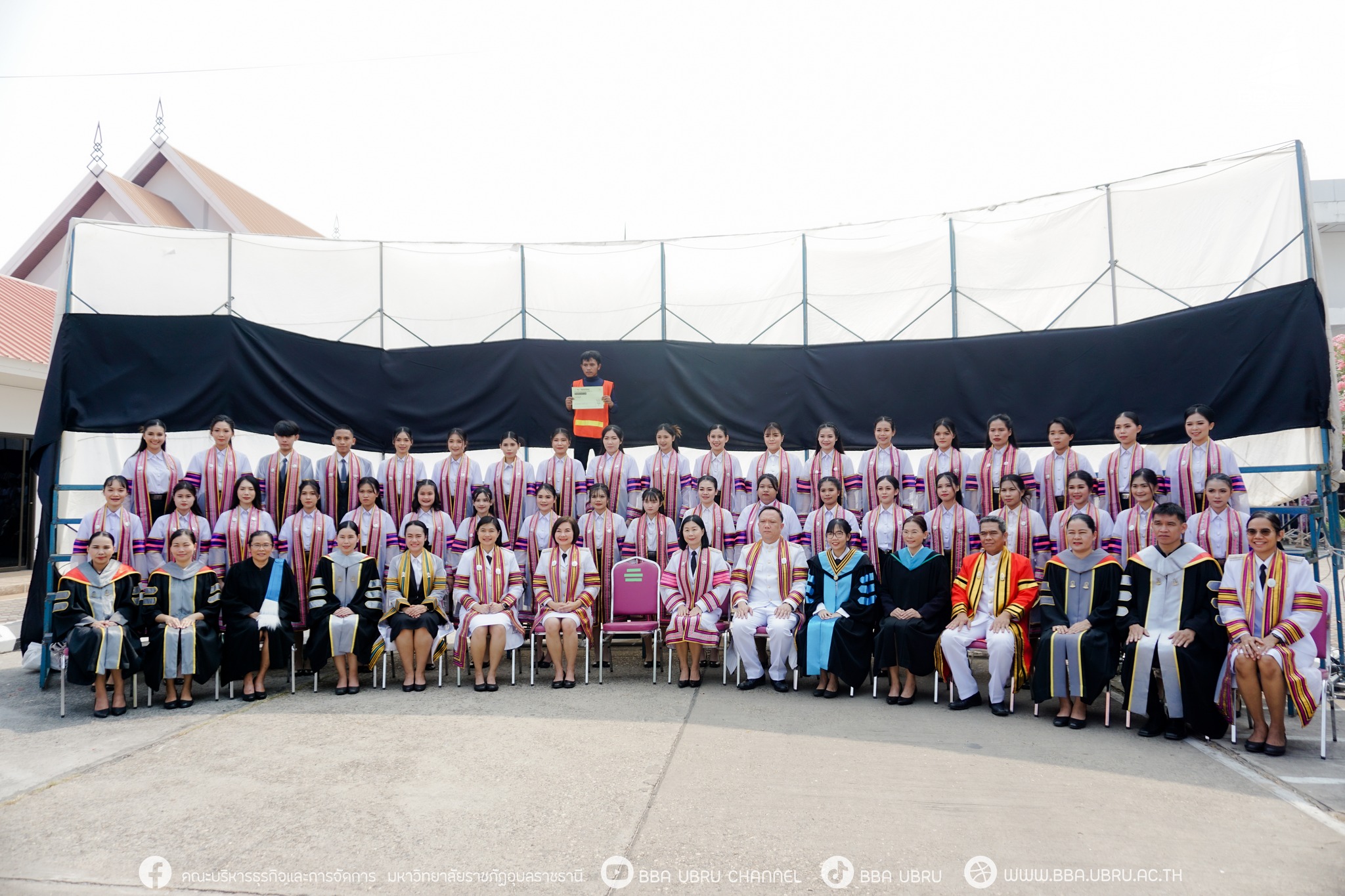 วันที่ 23 มี.ค. 67 รศ.ดร.ประนอม คำผา คณบดีคณะบริหารธุรกิจและการจัดการ พร้อมด้วยผู้บริหาร คณาจารย์ และบุคลากรร่วมถ่ายภาพหมู่เรียนบัณฑิต คณะบริหารธุรกิจและการจัดการ มหาวิทยาลัยราชภัฏอุบลราชธานี ณ หอประชุมไพรพะยอม มหาวิทยาลัยราชภัฏอุบลราชธานี