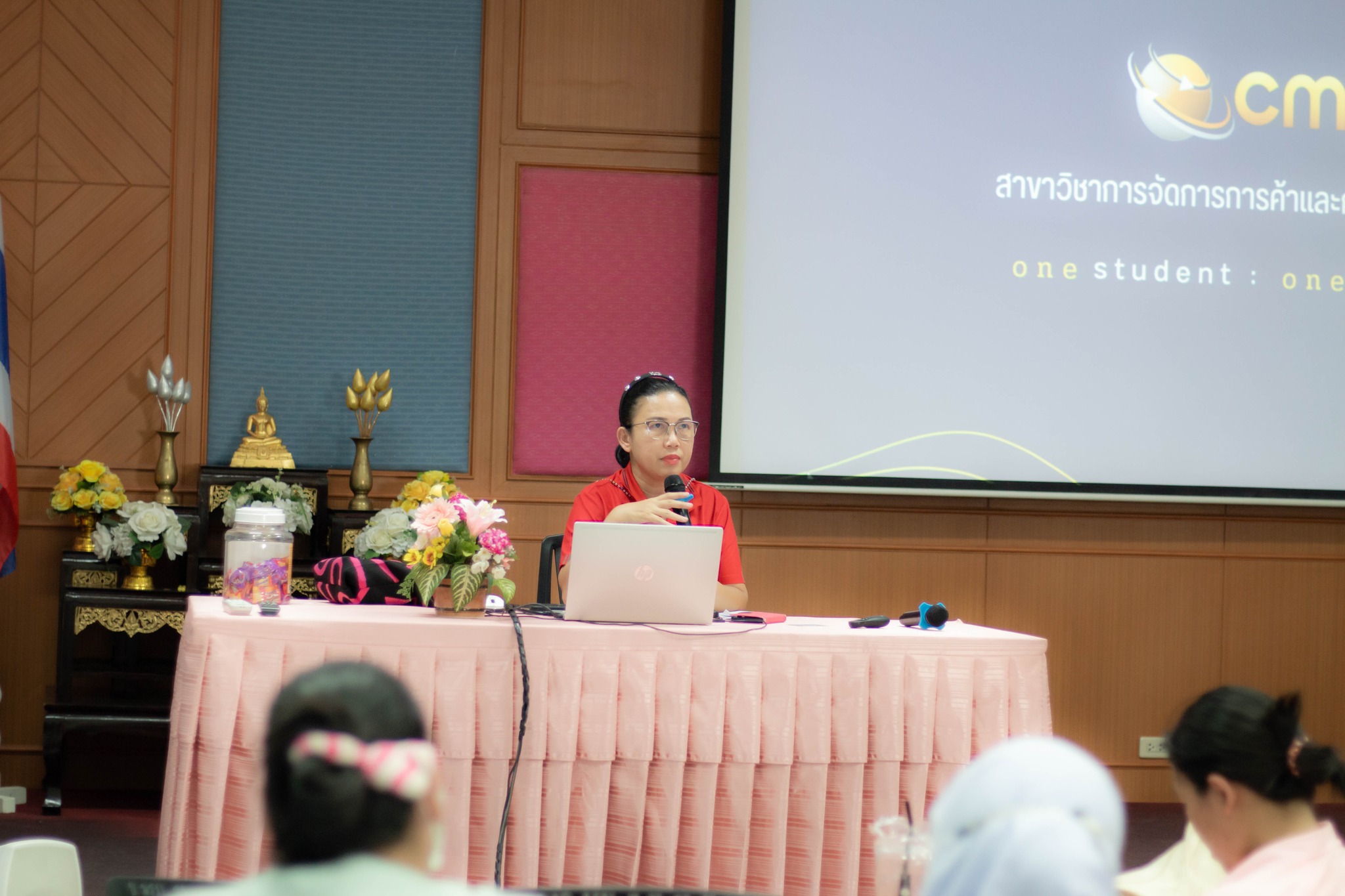 วันที่ 2 กุมภาพันธ์ 2567 คณะบริหารธุรกิจและการจัดการ มหาวิทยาลัยราชภัฏอุบลราชธานี ร่วมกับ โรงเรียนนารีนุกูล จัดกิจกรรมอบรมการขายออนไลน์ทางรอดธุรกิจที่ยังยืน และเทคนิคฉีกกรอกถ่ายภาพสินค้าให้ยูนีคมีสไตล์ เพื่อส่งเสริมความร่วมมือทางด้านวิชาการ และการดำเนินกิ