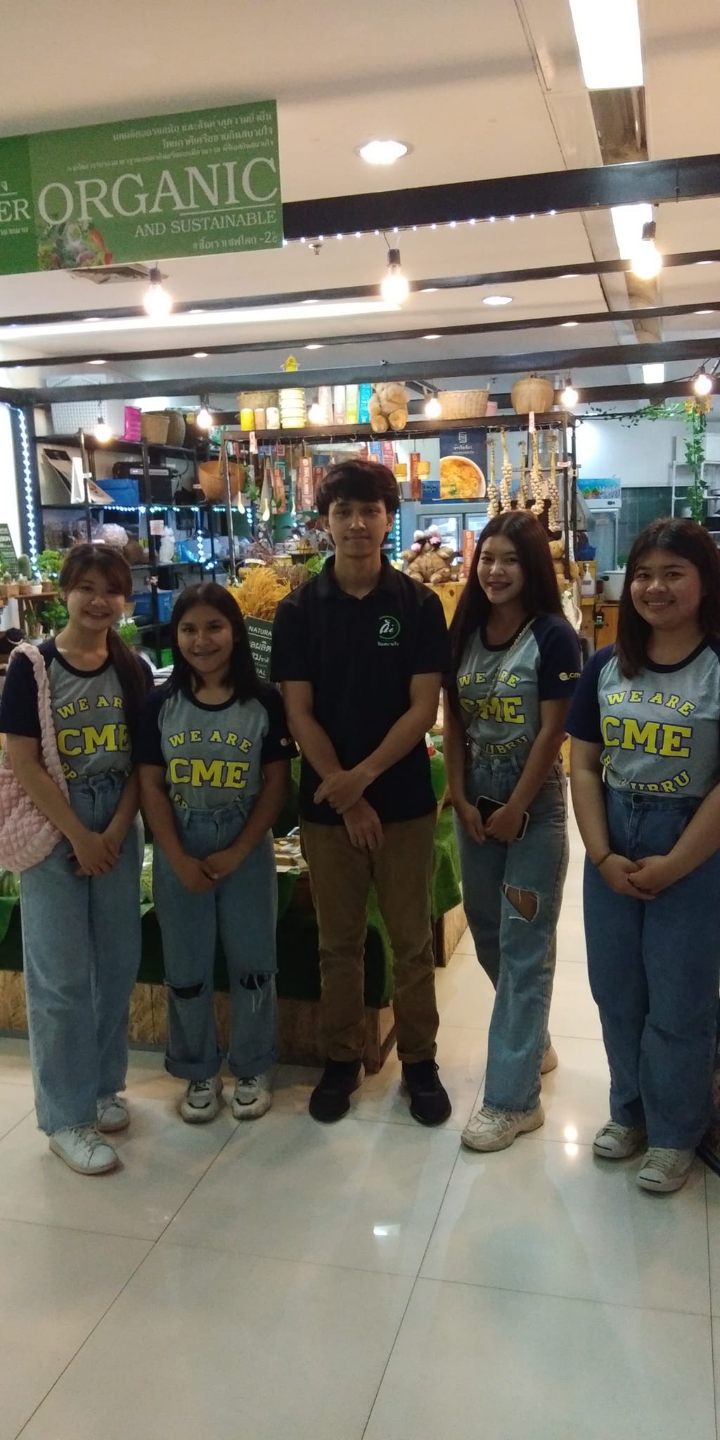 CME เราพร้อมให้นักศึกษาฝึกปฏิบัติจริง ทดสอบการนำสินค้าออกสู่ตลาดจริง พร้อมให้นักศึกษาได้เรียนรู้นอกห้องเรียนกับผู้ประกอบการตัวจริง กว่าจะได้ 1 ผลิตภัณฑ์ใหม่ที่พร้อมส่งมอบคุณค่าที่ดีให้ลูกค้า อาหารปลอดภัย อาหารท้องถิ่น