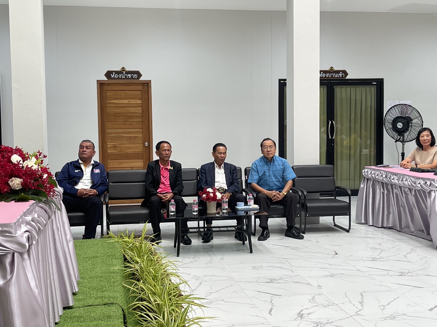 วันจันทร์ที่ ๒๕ มีนาคม พ.ศ. ๒๕๖๗ รองศาสตรจารย์ธรรมรักษ์ ละอองนวล รักษาราชการแทนอธิการบดี ประธานเปิดโครงการให้ความรู้ด้านการรักษาตามศาสตร์แพทย์แผนจีน (การฝังเข็ม) โดย รองศาสตรจารย์ ดร.ประนอม คำผา คณบดีคณะบริหารธุรกิจและการจัดการ มอบหมายให้ รองศาสตราจารย์ ด