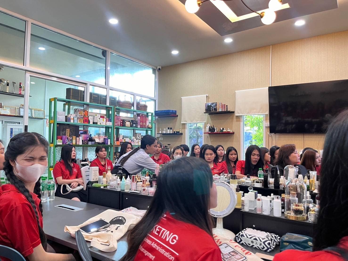 Marketing field study @ บริษัท บิวตี้ ดาราอินเตอร์เทรด จำกัด บริษัท OEM ชั้นนำ ที่มุ่งเน้นการทำธุรกิจอย่างมีจริยธรรม ทำให้เราได้เรียนรู้การตลาด การทำธุรกิจ B2B ผ่านการสร้างตัวตน (Personal Branding)