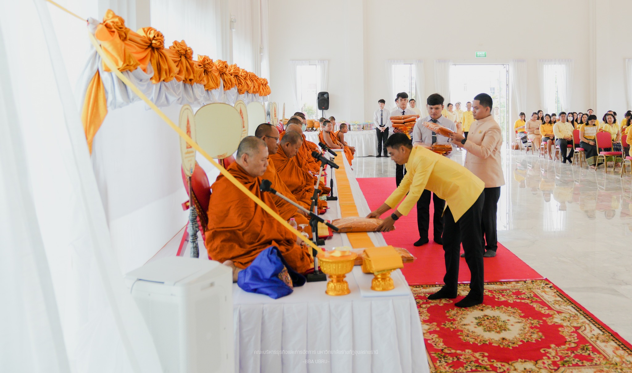 พิธีทำบุญตักบาตรถวายพระราชกุศล เนื่องในวันนวมินทรมหาราช