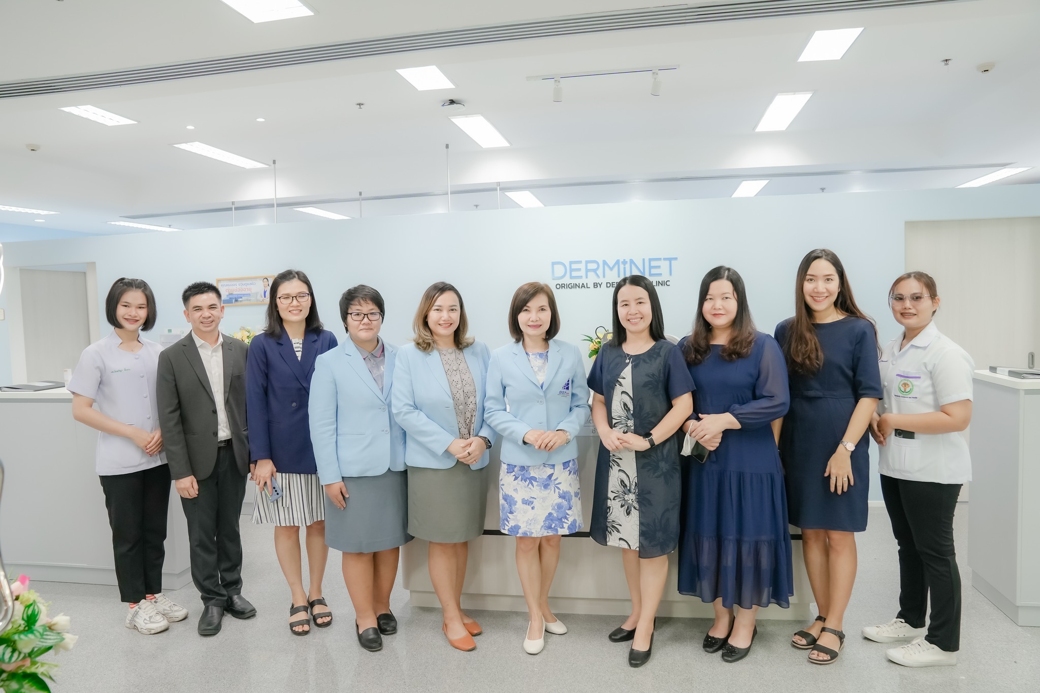 วันพุธที่ 14 กุมภาพันธ์ 2567 รศ.ธรรมรักษ์ ละอองนวล รักษาราชการแทนอธิการบดี เป็นประธาน เปิดศูนย์ความงาม DERMINET โครงการศูนย์ความงามจำลอง โดย รศ.ดร.ประนอม คำผา คณบดีคณะบริหารธุรกิจและการจัดการ มอบหมายให้ รศ.ดร.ปิยกนิฏฐ์ โชติวนิช รองคณบดีฝ่ายบริหาร และบุคลา