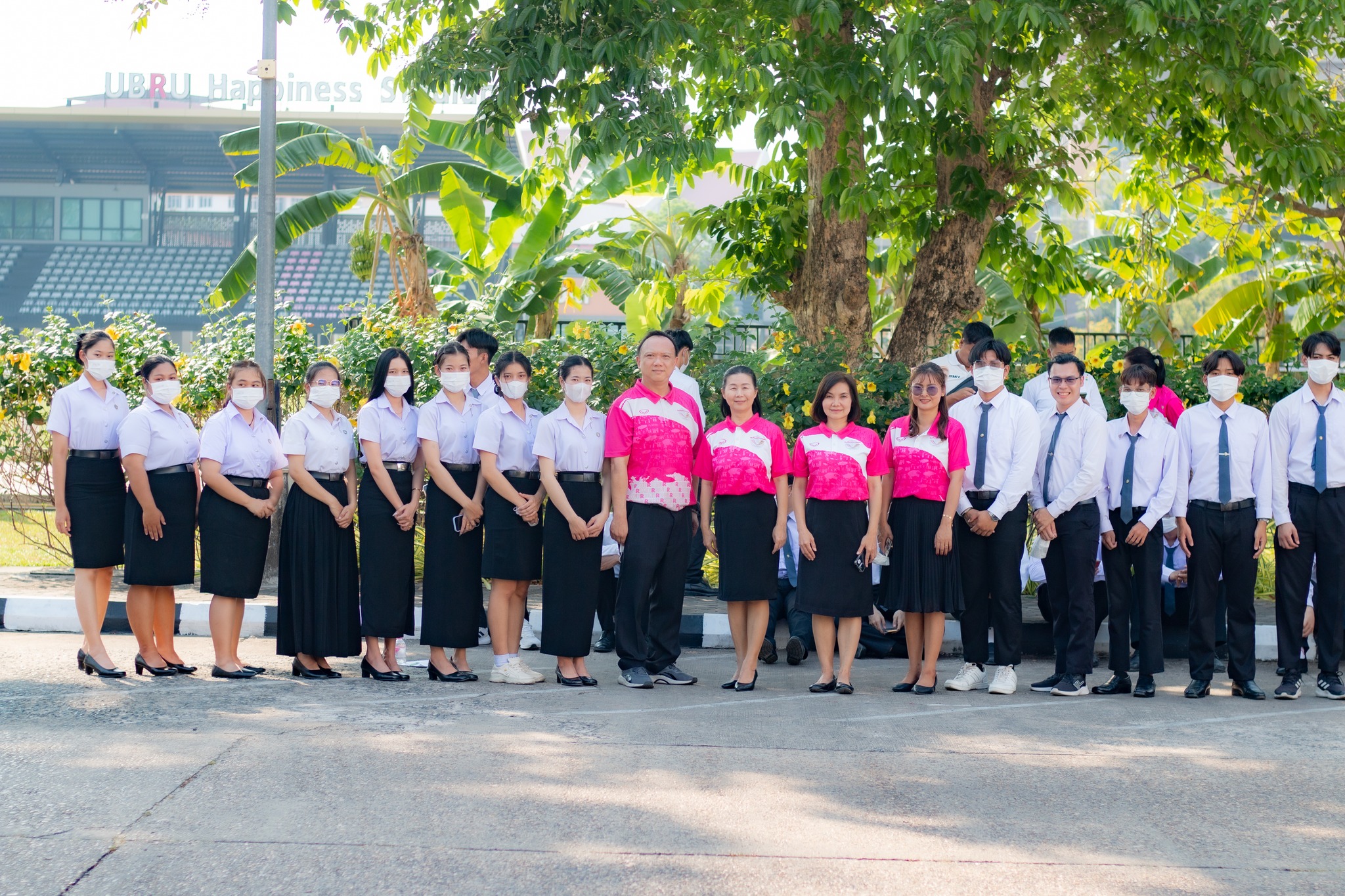 วันที่ 22 ก.พ. 67 รองศาสตราจารย์ ดร.ประนอม คำผา คณบดีคณะบริหารธุรกิจและการจัดการ พร้อมด้วยผู้บริหาร คณาจารย์และนักศึกษา เข้าร่วมส่งเสด็จ สมเด็จพระเจ้าลูกเธอ เจ้าฟ้าสิริวัณณวรี นารีรัตนราชกัญญา เสด็จทอดพระเนตรนิทรรศการ การจัดงานแสดงผลิตภัณฑ์ผ้าไทย และงานหั