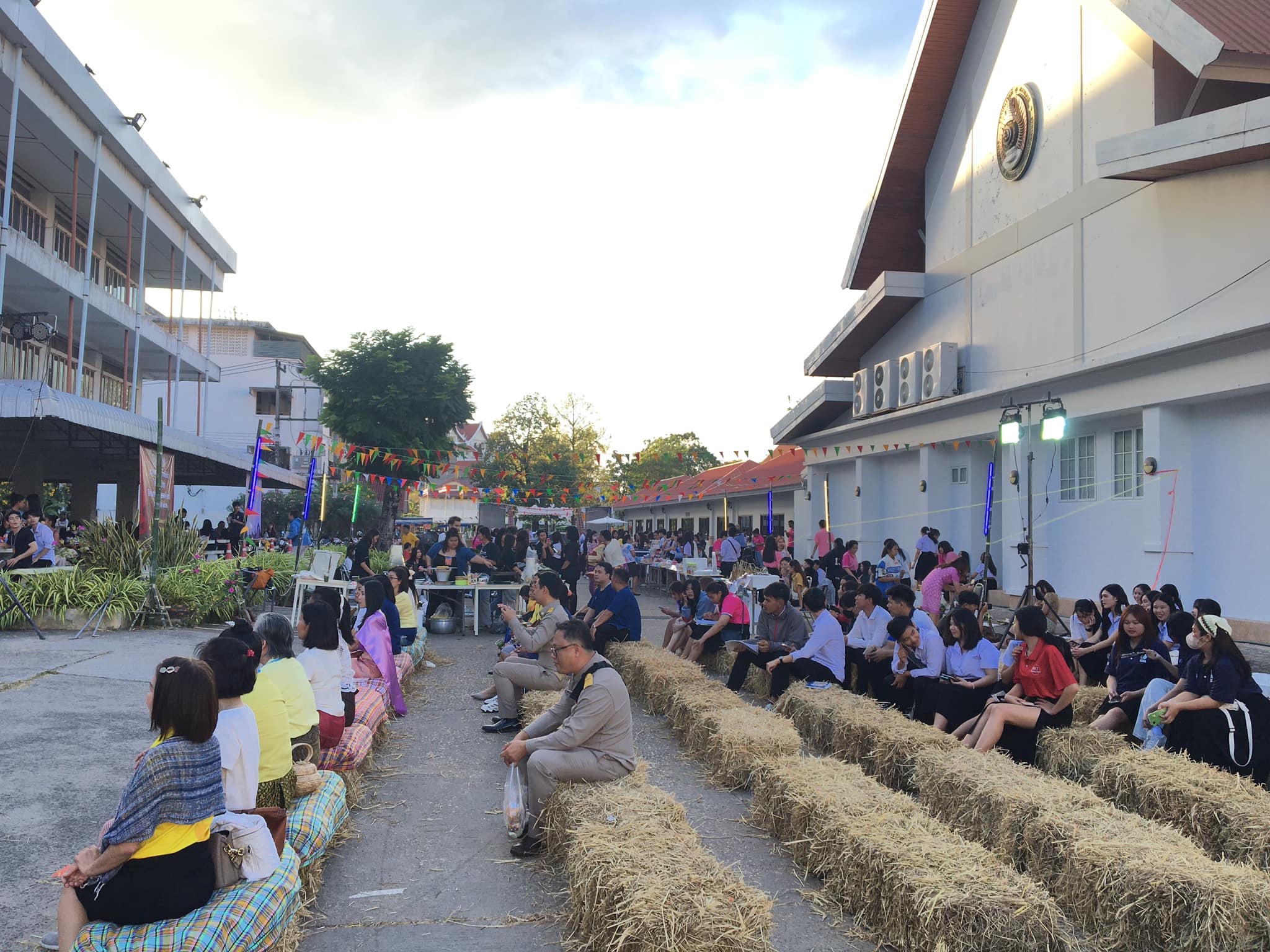 เริ่มแล้ววววววจ้าาาาา บุญบ้านเฮา มันต้องยิ่งใหญ่ . พบกับ - การแสดงละครเวทีและภาพยนตร์กางแปลงโดยนักศึกษาสาขาวิชานิเทศศาสตร์ และการแสดงดนตรีจากสาขาวิชาดนตรี - การออกร้านและสินค้าท้องถิ่น - การแต่งกายชุดไทยย้อนยุค/ไทยอีสาน