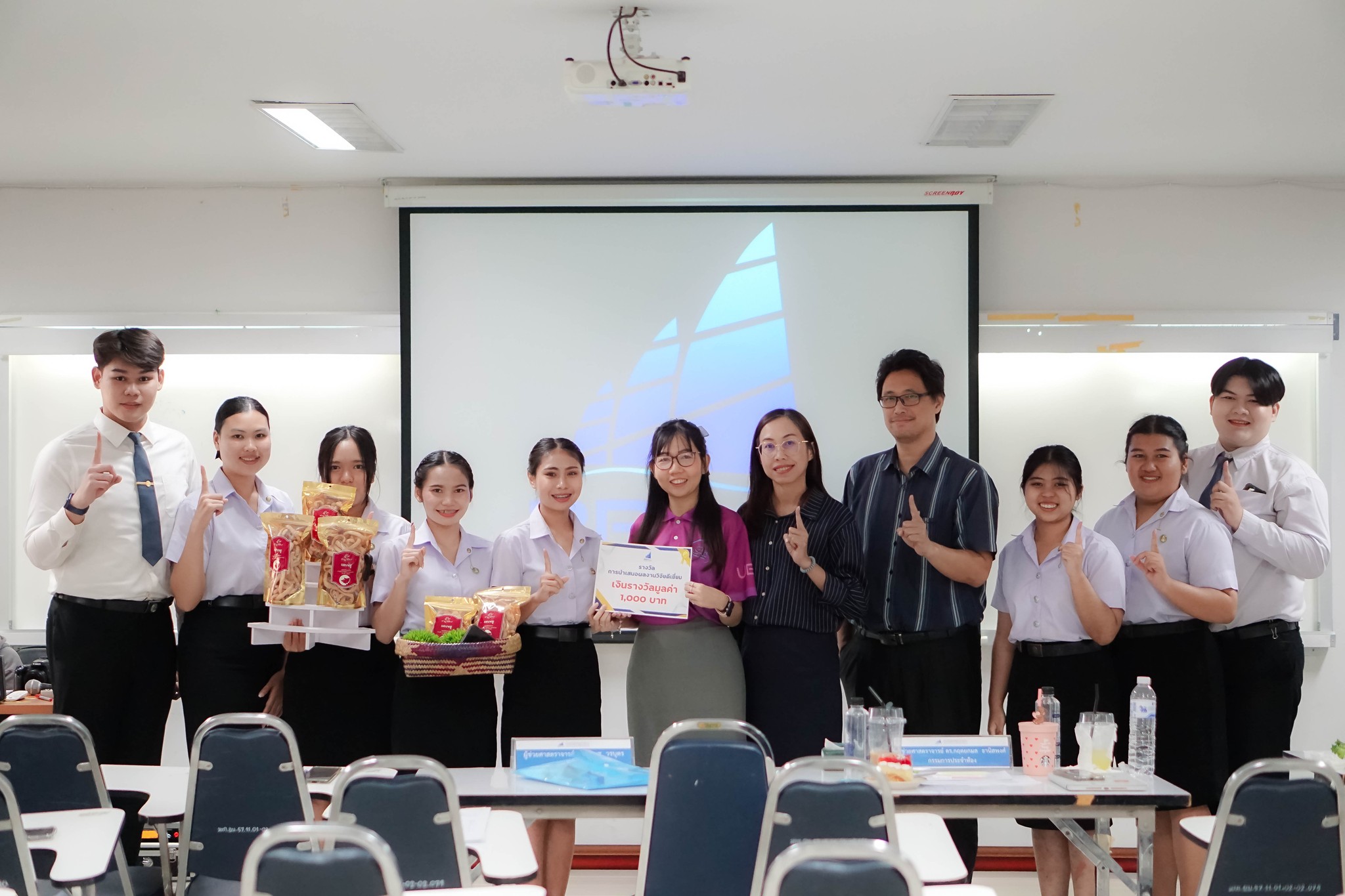 วันเสาร์ที่ 2 มีนาคม 2567 คณะบริหารธุรกิจและการจัดการ มหาวิทยาลัยราชภัฏอุบลราชธานี จัดการแข่งขันการนำเสนอผลงานวิจัยของนักศึกษา กิจกรรมเสริมสร้างทักษะทางด้านงานวิจัยให้กับนักศึกษา ภายใต้โครงการพัฒนาศักยภาพด้านการวิจัยและนวัตกรรม ประจำปีงบประมาณ พ.ศ.2567 โด