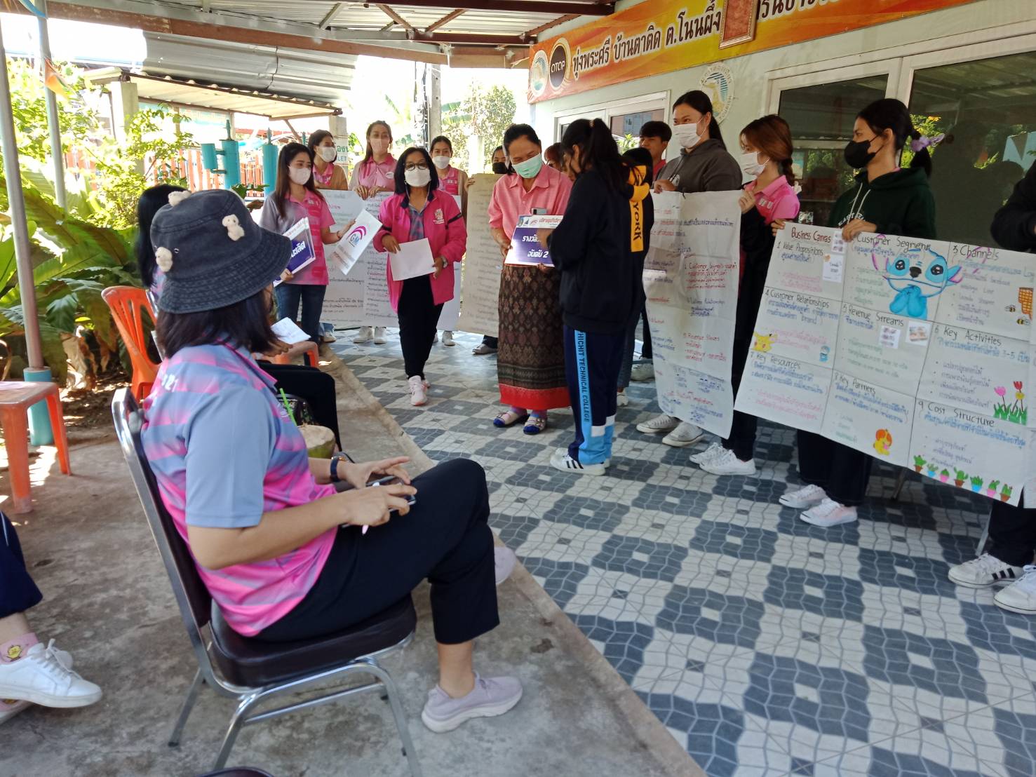 วันอังคารที่ 28 กุมภาพันธ์ 2566 กิจกรรมอบรมเชิงปฏิบัติการพัฒนาศักยภาพและการเรียนรู้เชิงธุรกิจของวิสาหกิจชุมชนและวัฒนธรรมท้องถิ่น ณ กลุ่มวิสาหกิจชุมชนผู้ผลิตดอกเบญจมาศบ้านตาติด ตำบลโนนผึ้ง อำเภอวารินชำราบ จังหวัดอุบลราชธานี