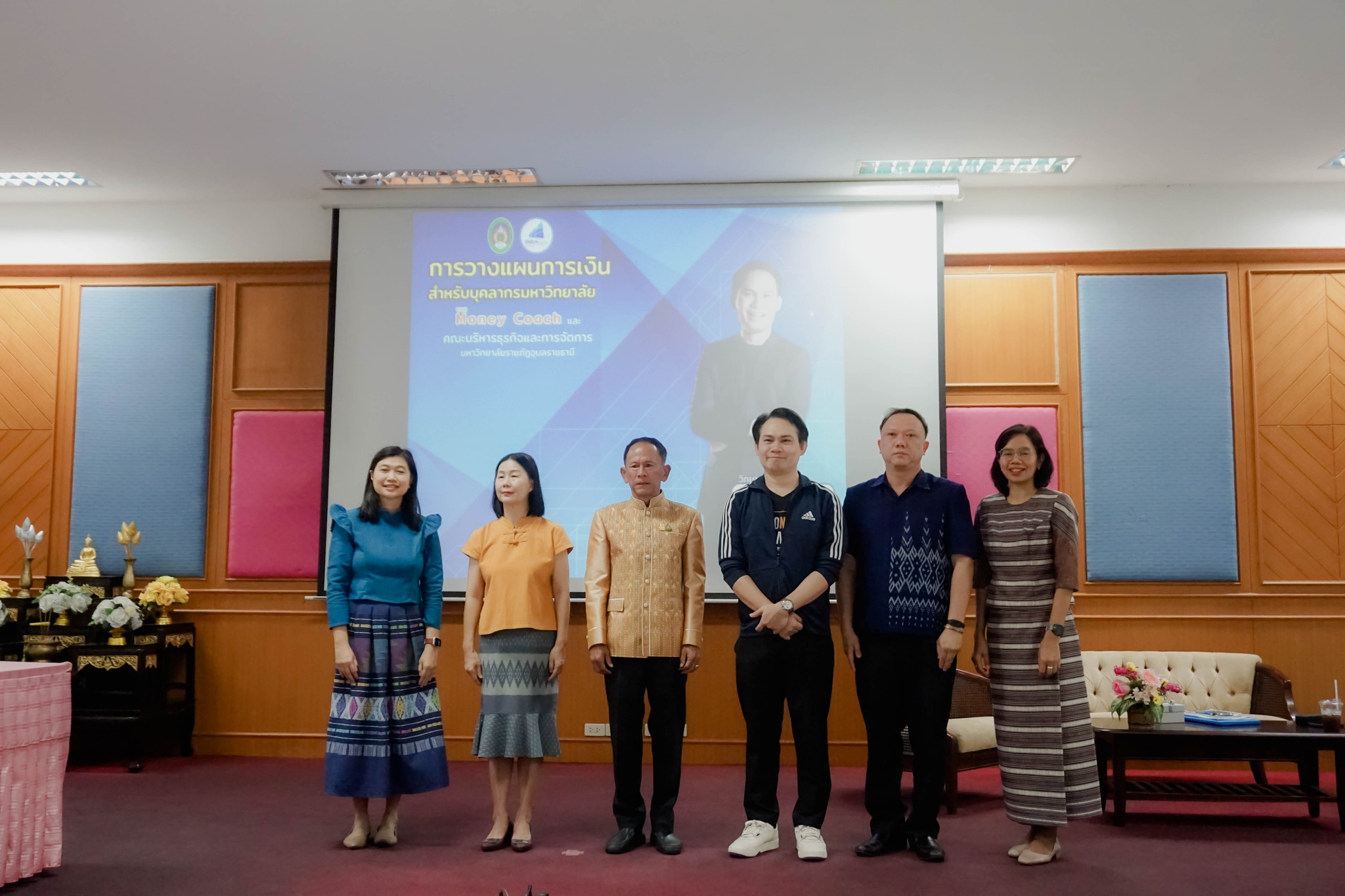 วันที่ 22 มี.ค. 67 รศ.ธรรมรักษ์ ละอองนวล รักษาราชการแทนอธิการบดี เป็นประธานเปิดโครงการการวางแผนการเงิน สำหรับบุคลากรมหาวิทยาลัย กล่าวรายงานโดย รศ.ดร.ประนอม คำผา คณบดีคณะบริหารธุรกิจและการจัดการ วิทยากรโดย นายจักรพงษ์ เมษพันธุ์ (โค้ชหนุ่ม MONEY COACH) ผู้ช