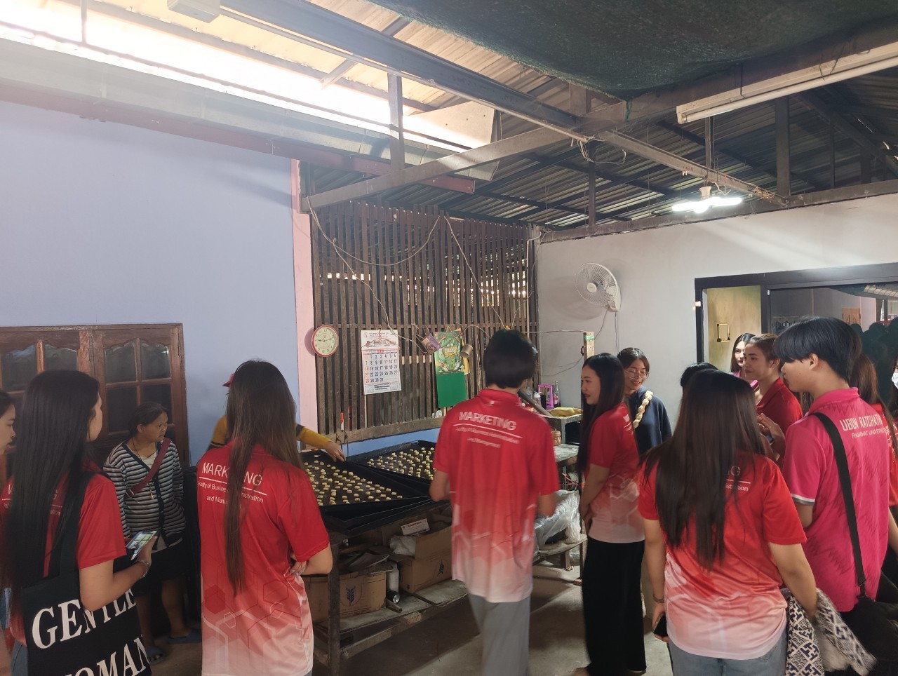 ในวันอังคารที่ 23 มกราคม 2567 ที่ผ่านมา ในรายวิชาการตลาดสำหรับธุรกิจชุมชน Section 03 อาจารย์ผู้สอน ผศ.ดร.บุษยมาส ชื่นเย็น ได้มีโอกาสสำรวจปัญหาวิสาหกิจชุมชนขนมผิง แม่รุ่ง ที่อยู่ เลขที่ 33 หมู่ที่ 2 บ้านแค ต.คำขวาง อ.วารินชำราบ จ.อุบลราชธานี