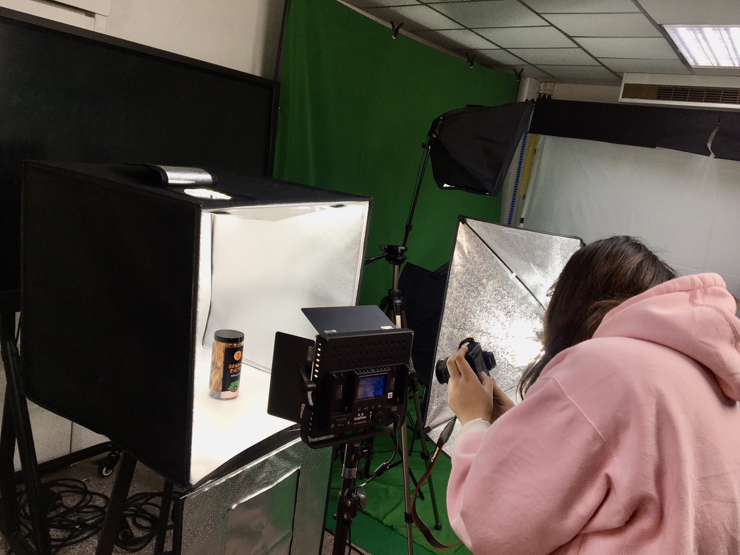 สร้างภาพถ่ายผลิตภัณฑ์ อย่างมืออาชีพกับห้องสตูถ่ายภาพสุดชิค อุปกรณ์ครบครัน #BBA #Production #Space วันที่ 12 ก.พ. 67 สาขาวิชาการจัดการธุรกิจระหว่างประเทศ คณะบริหารธุรกิจและการจัดการ มหาวิทยาลัยราชภัฏอุบลราชธานี