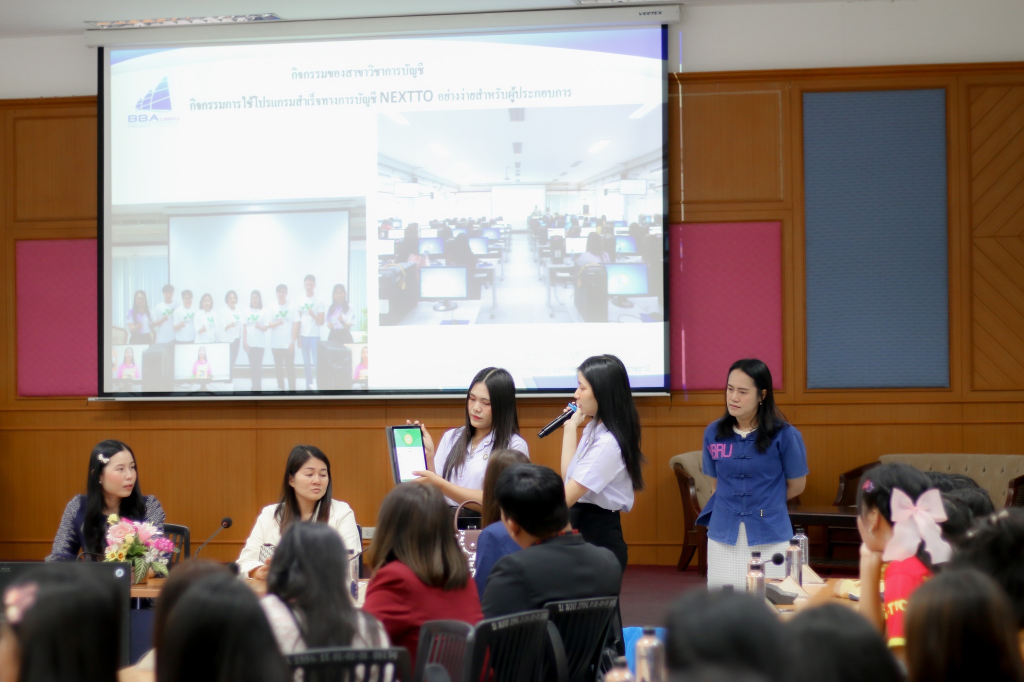 วันที่ 26 ม.ค. 67 ผศ.ดร.ประไพพิศ เลียบสื่อตระกูล รองคณบดีฝ่ายวิชาการ พร้อมด้วยคณาจารย์หลักสูตรบัญชีบัณฑิต และสาขาวิชาการบัญชี ร่วมต้อนรับคณะศึกษาดูงานจากวิทยาลัยเทคโนโลยีศรีพิพัฒน์อินเตอร์ ณ ห้องประชุมชั้น 3 อาคารอินทนิล คณะบริหารธุรกิจและการจัดการ มหาวิ