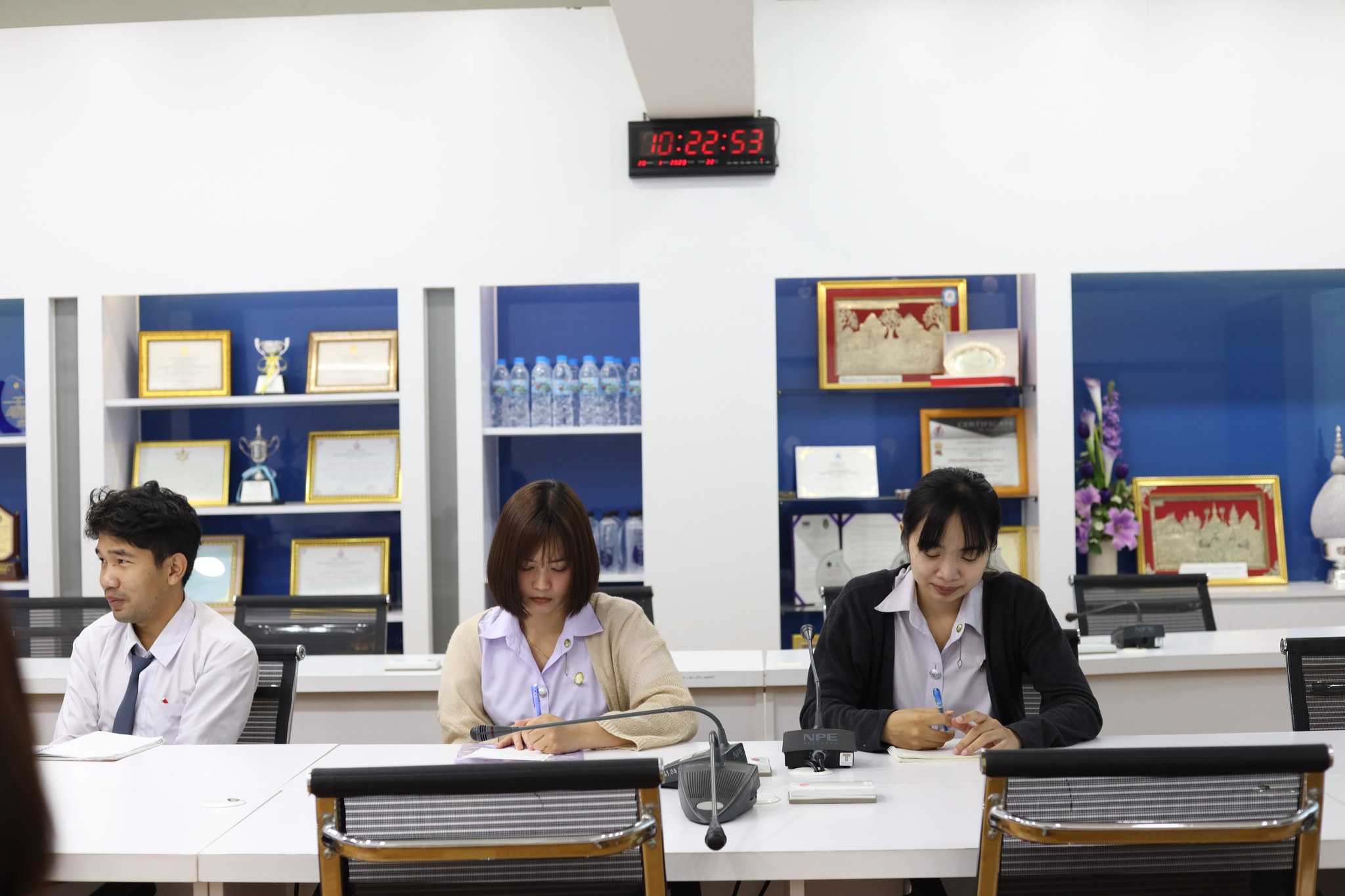 พบปะแลกเปลี่ยนความคิดเห็นและข้อเสนอแนะในการปฏิบัติหน้าที่แก่นักศึกษาทุนช่วยงานคณะฯ