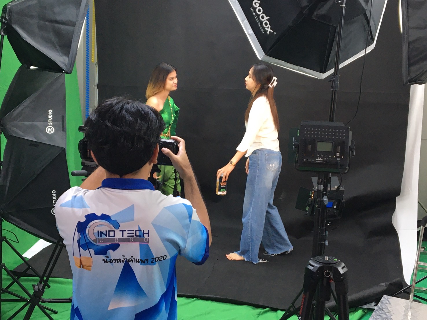 รายวิชาการจัดการธุรกิจดิจิทัลระหว่างประเทศ ------ วันที่ 23 ก.พ. 67 นักศึกษาสาขาวิชาการจัดการธุรกิจระหว่างประเทศ ถ่ายภาพสำหรับโฆษณาสินค้าในงานวิจัย รายวิชาการจัดการธุรกิจดิจิทัลระหว่างประเทศ อาจารย์ผู้สอน ผศ.ดร.ฐิติพร อุ่นใจ ณ ห้อง BBA Production