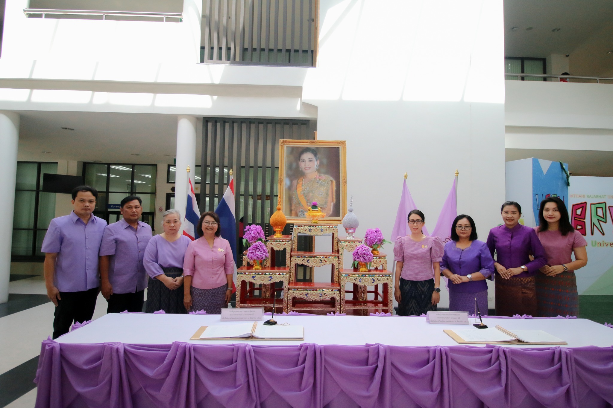 วันที่ ๑๓ มิ.ย. ๖๖ ลงนามถวายพระพร สมเด็จพระนางเจ้าฯพระบรมราชินี เนื่องในโอกาสวันเฉลิมพระชมพรรษา ๓ มิถุนายน ๒๕๖๖ ณ ห้องโถงกลาง ชั้น ๑ อาคารเรียนและปฏิบัติการ มหาวิทยาลัยราชภัฏอุบลราชธานี