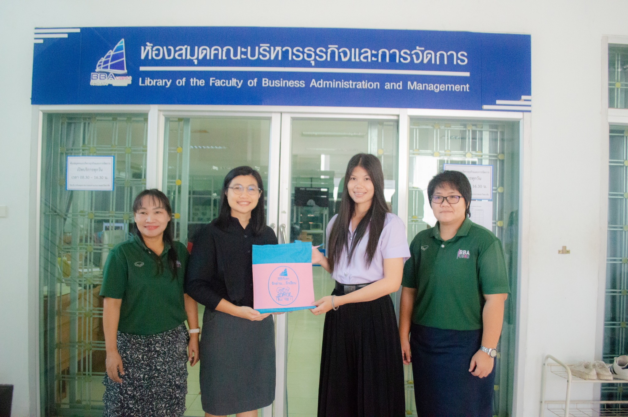 วันพุธที่ 28 กุมภาพันธ์ 2567 ผู้ช่วยศาสตราจารย์ ดร.ฐิติพร อุ่นใจ รองคณบดีฝ่ายวิชาการ ให้เกียรติมอบรางวัลให้กับนักศึกษา ที่มีสถิติการเข้าใช้บริการห้องสมุดคณะบริหารธุรกิจและการจัดการสูงสุด ประจำภาคเรียนที่ 2/2566 ใน