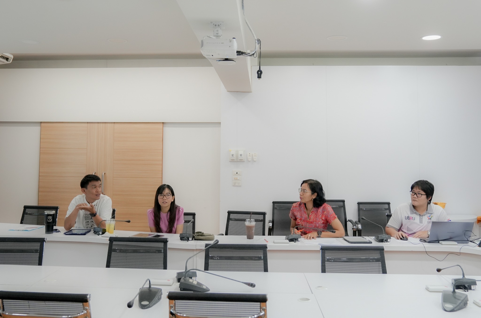 วันศุกร์ที่ 9 กุมภาพันธ์ 2567 ผศ.อัญญาณี อดทน ผู้ช่วยคณบดีฝ่ายประกันคุณภาพการศึกษาและวิจัย ประชุมอาจารย์ผู้สอนในรายวิชาวิจัย ภาคเรียนที่ 2/2566 เพื่อเตรียมความพร้อมในการจัดกิจกรรมเสริมสร้างทักษะทางด้านงานวิจัยให้กับนักศึกษา ประจำปี 2567 ณ ห้องประชุมคณะฯ อ