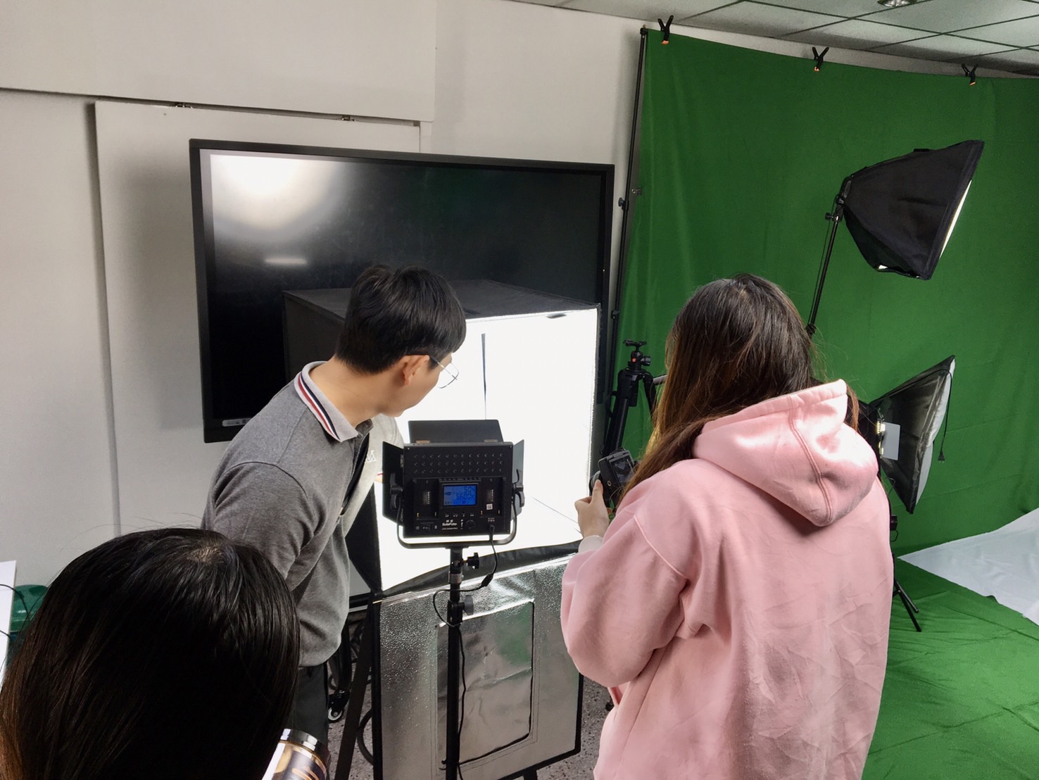 สร้างภาพถ่ายผลิตภัณฑ์ อย่างมืออาชีพกับห้องสตูถ่ายภาพสุดชิค อุปกรณ์ครบครัน #BBA #Production #Space วันที่ 12 ก.พ. 67 สาขาวิชาการจัดการธุรกิจระหว่างประเทศ คณะบริหารธุรกิจและการจัดการ มหาวิทยาลัยราชภัฏอุบลราชธานี