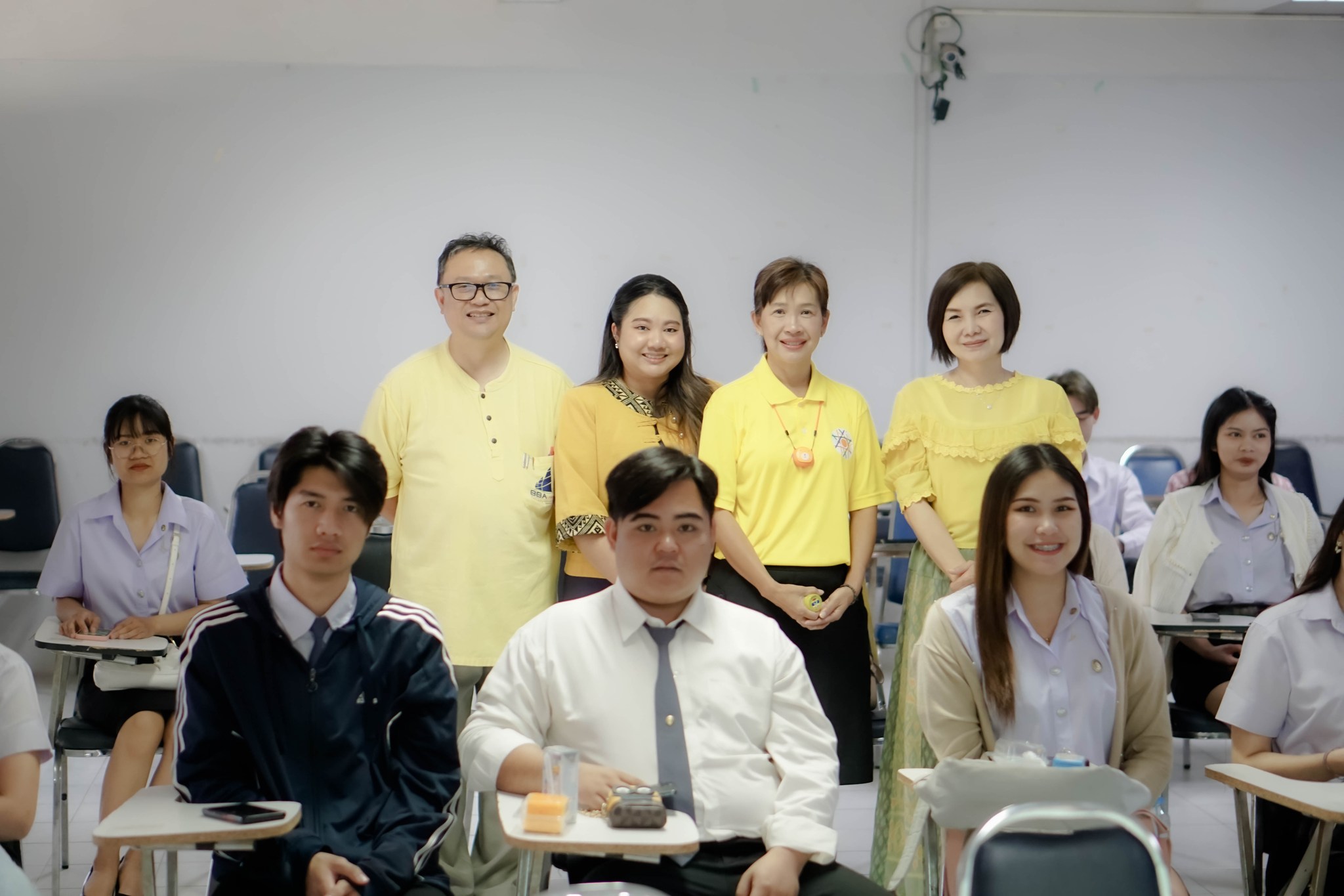 วันที่ 18 มี.ค. 67 รศ.ดร.ประนอม คำผา คณบดีคณะบริหารธุรกิจและการจัดการ พร้อมด้วยผู้บริหาร คณาจารย์ ร่วมปฐมนิเทศการฝึกประสบการณ์วิชาชีพ ภาคเรียนที่ 3/2566 โดยอาจารย์ประจำสายนิเทศชี้แจงการออกฝึกประสบการณ์วิชาชีพให้แก่นักศึกษาในเรื่องต่างๆ เช่น การเข้างาน การ