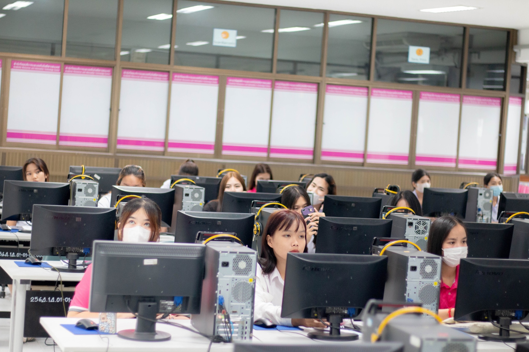 ณ สำนักวิทยบริการและเทคโนโลยีสารสนเทศ มหาวิทยาลัยราชภัฏอุบลราชธานี กิจกรรม ?เปิดโลกห้องสมุด Happy UBRU Library?