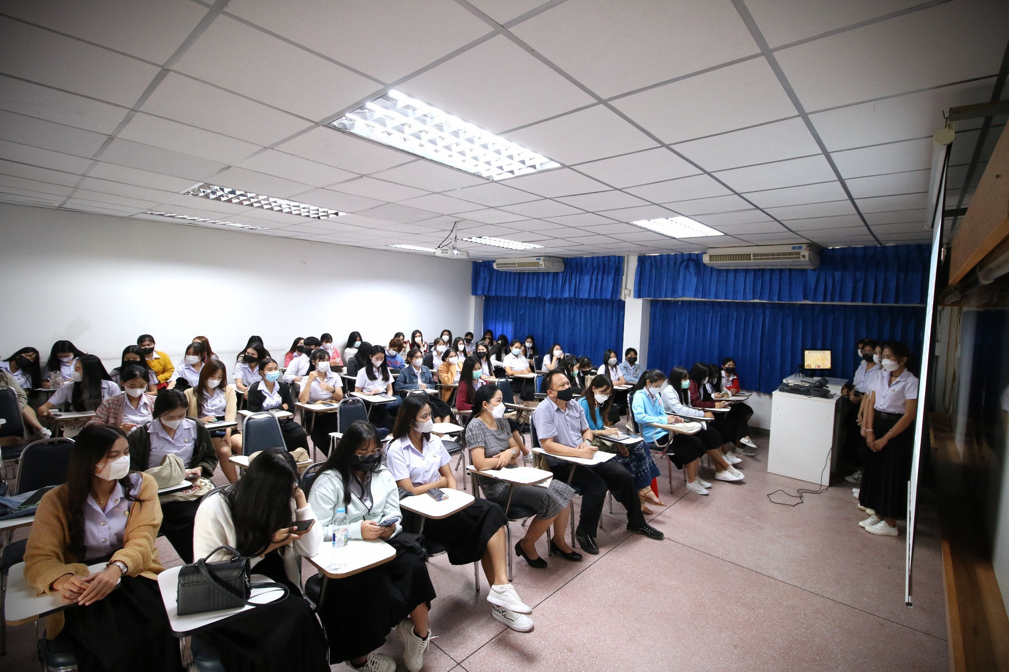 วันที่ 5 พ.ย 65 ณ คณะบริหารธูุรกิจและการจัดการ มรภ.อบ:การที่จะประกอบธุรกิจและประสบความสำเร็จได้นั้น .. ต้องรู้จักต้นทุน ทุนมาก ทุนน้อย การบัญชีจัดการได้ เรื่องเงินๆ ทองๆ เป็นของนอกกาย ถ้าอยากได้ อยากมี ต้องทำบัญชีเป็น