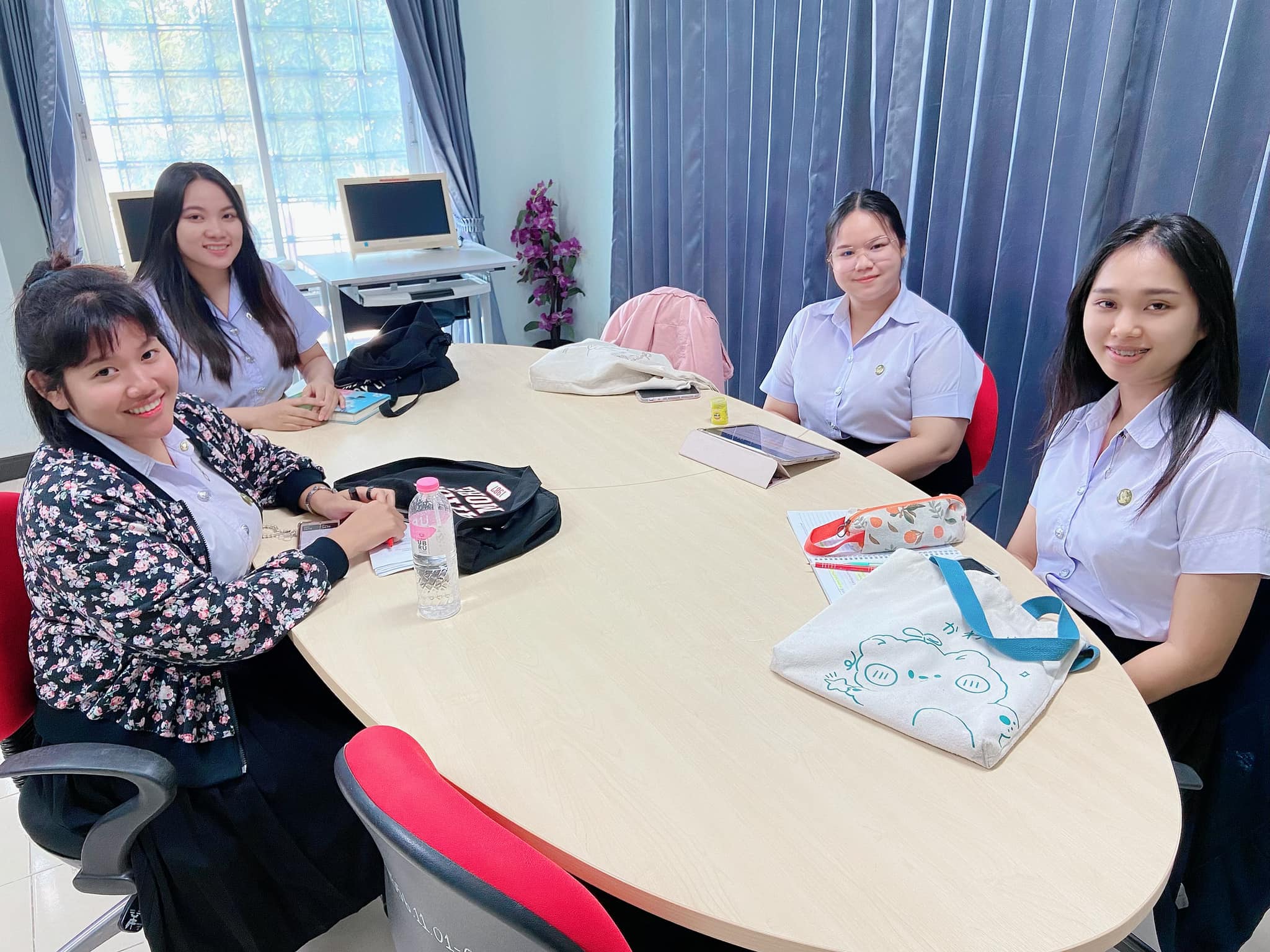 อ่านหนังสือจะได้ความรู้ แต่อ่านใจเราดูอะจะได้ความรัก สอบวันที่ 4 แล้ว ห้องสมุดเรายังคึกคักทุกวันเล๊ยยยย พรุ่งนี้สอบวันสุดท้าย อย่าลืมแวะมานั่งอ่านหนังสือด้วยกันน๊าาาาาา สอบปลายภาคของนักศึกษามหาวิทยาลัยราชภัฏอุบลราชธานี อ่านหนังสือจะได้ความรู้ แต่อ่านใจเ